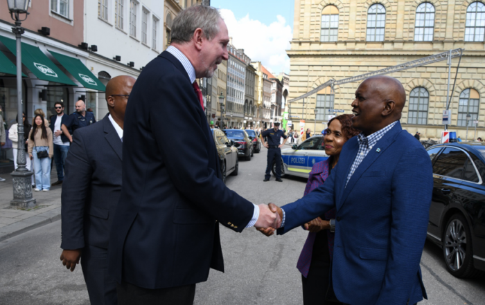 CIC Präsident Dr. Harmer begrüßt Botswanas Präsident Dr. Masisi und die First Lady in München. Quelle: Moalosi/BOPA