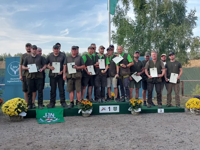 Die Gewinner, der des 1. , 2. und 3. Platzes bei Landesmeisterschaft im jagdlichen Schießen. Auf dem Podium stehen jeweils 5-6 Männer